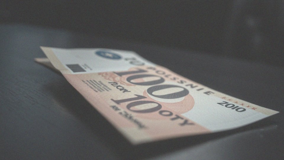 Jakie są specjalne zabezpieczenia widoczne na banknotach?